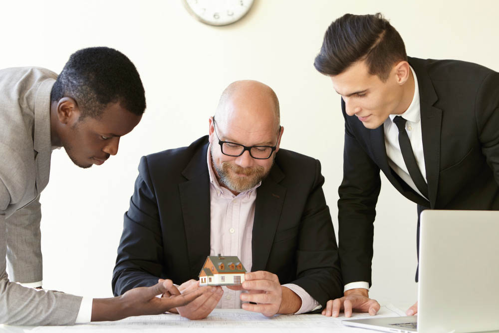 Stratégies patrimoniales : arbitrage entre investissement locatif et résidence principale