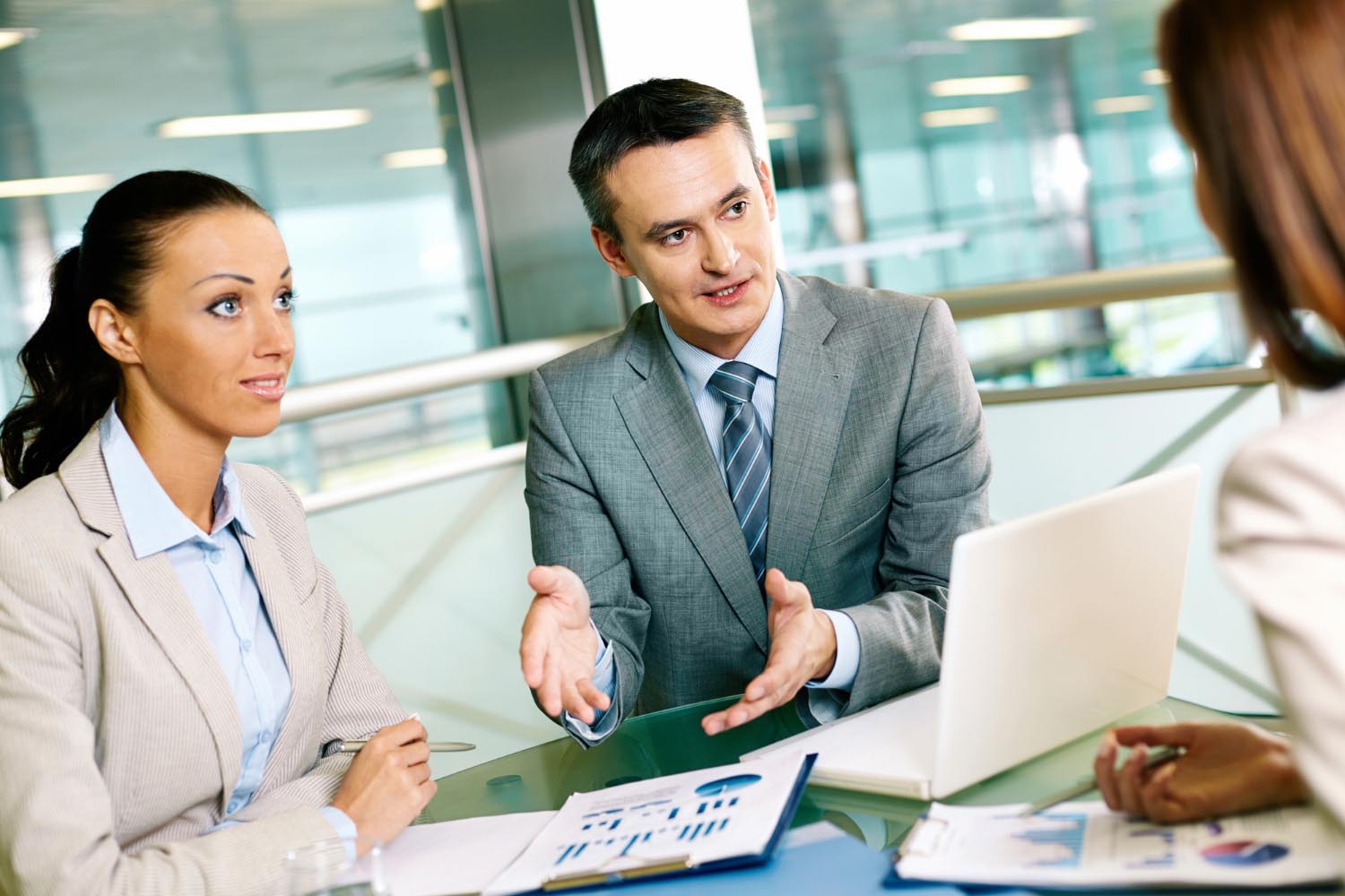 Pourquoi l'accompagnement par un courtier expert sécurise votre rendement ?