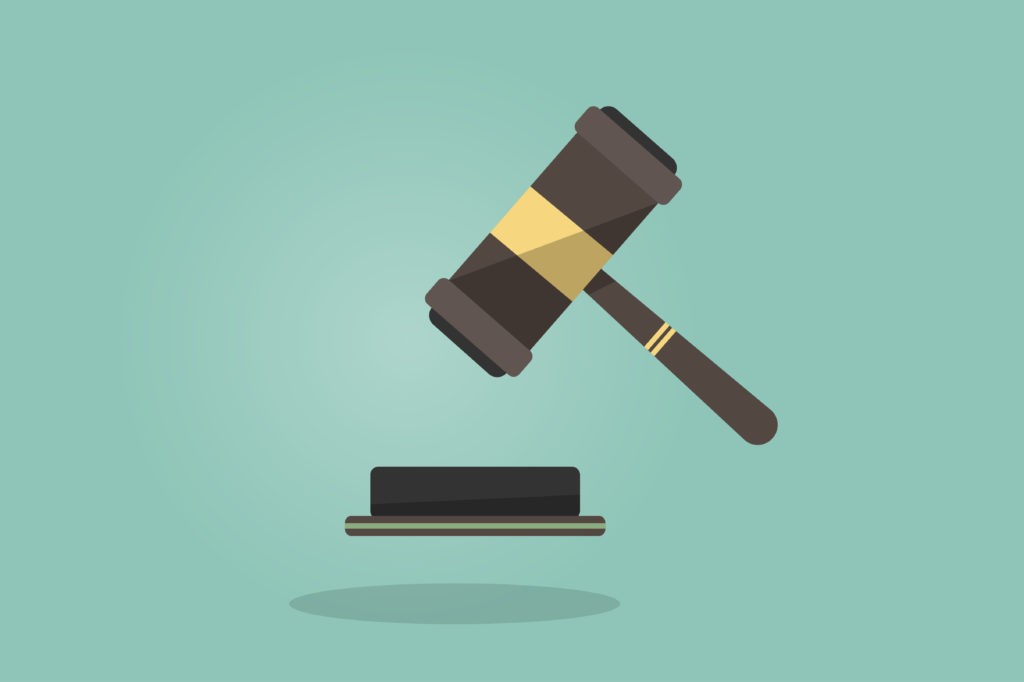 image de marteau de juge - taux d'assurance emprunteur