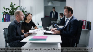 Rendez-vous dans un bureau en agence, de gauche à droite entre deux emprunteurs et leur courtier immobilier CREDIXIA