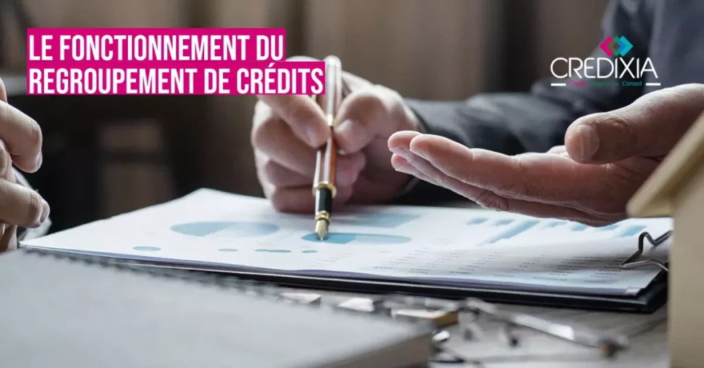 Homme calculant le fonctionnement du regroupement de crédits 