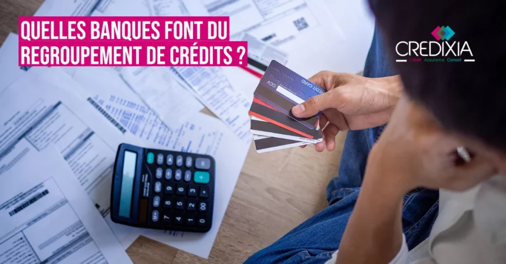 Un homme cherchant quelles sont les banques qui font du regroupement de crédits