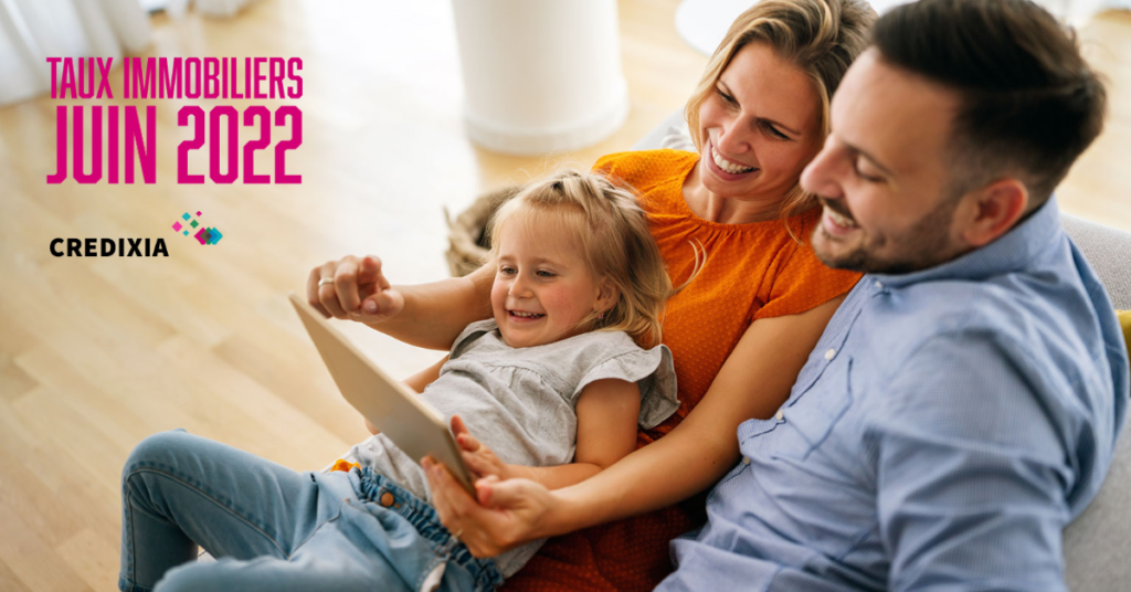 Photographie d'une famille heureuse dans leur nouvelle maison